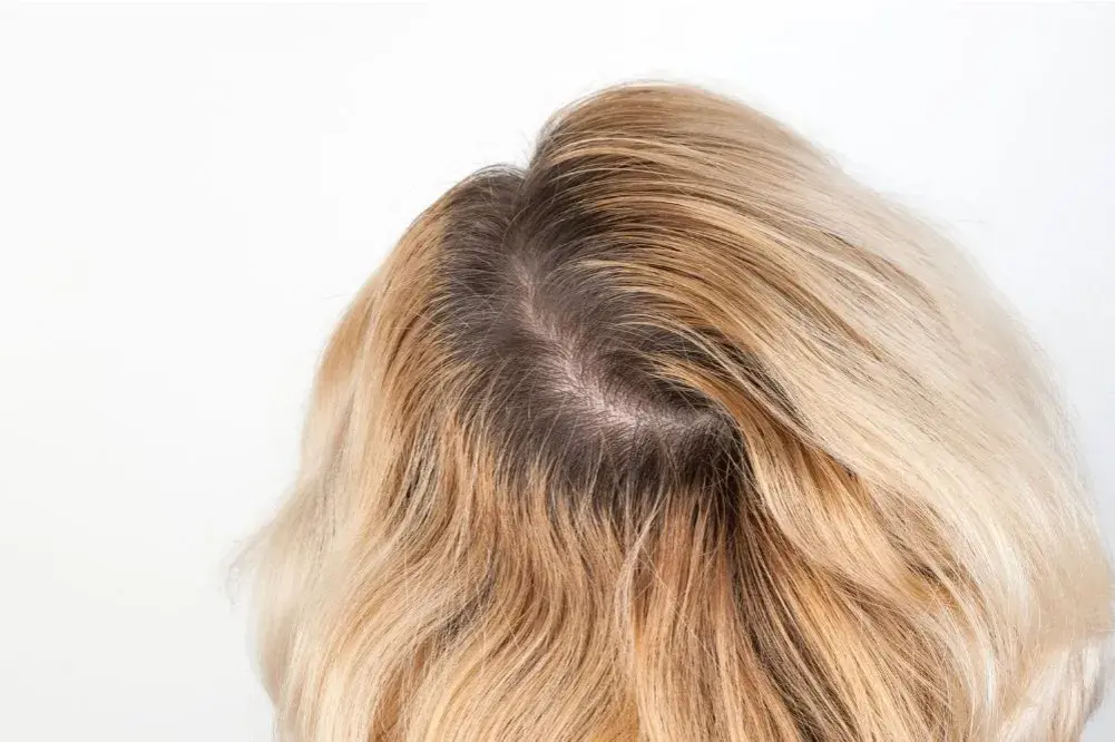 Jak farbować odrosty na blond, by uzyskać naturalny efekt bez błędów
