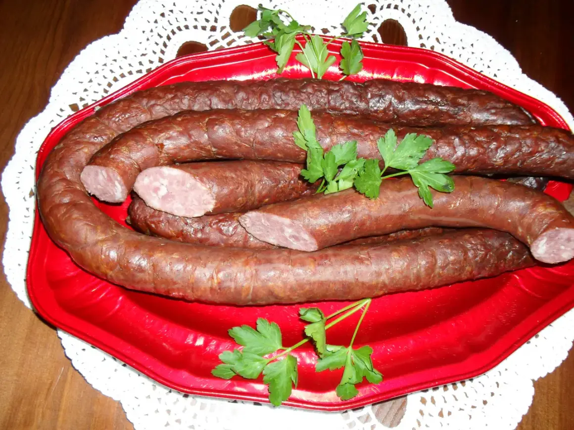 Pyszna kiełbasa z sarny, idealna na grilla. Oto przepis na domową kiełbasę z dziczyzny.
