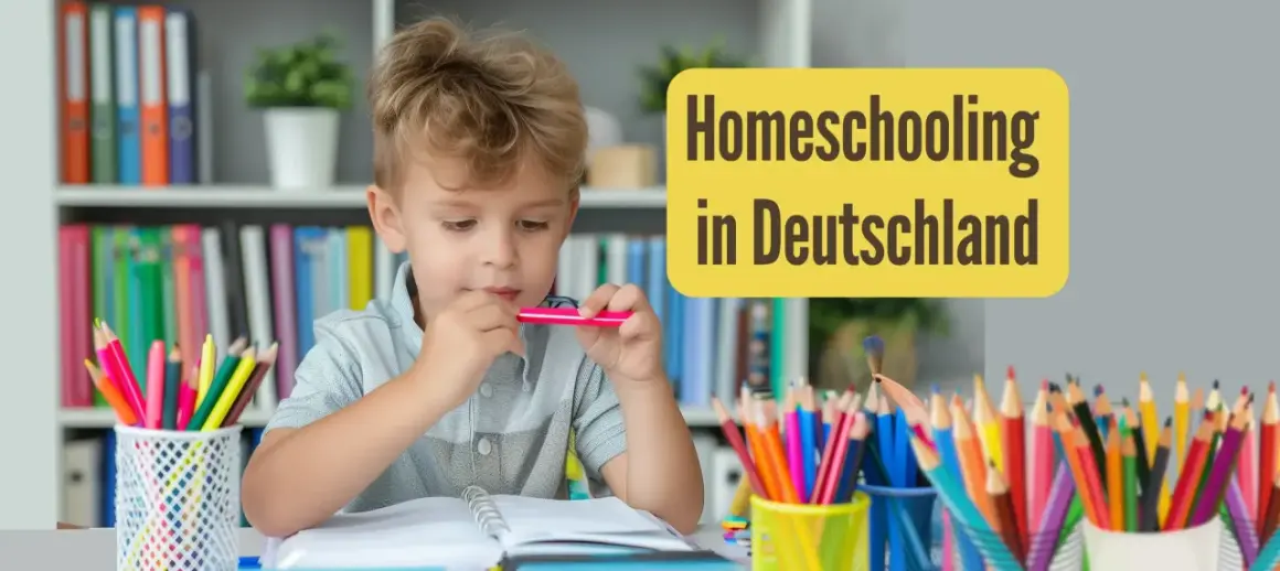 Ein Junge lernt zu Hause. Buntstifte und Bücher liegen bereit. Homeschooling in Deutschland ist eine Option für viele Familien.