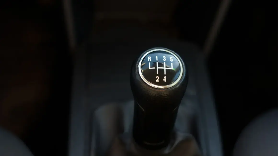 Le levier de vitesse est au point mort, prêt à démarrer.