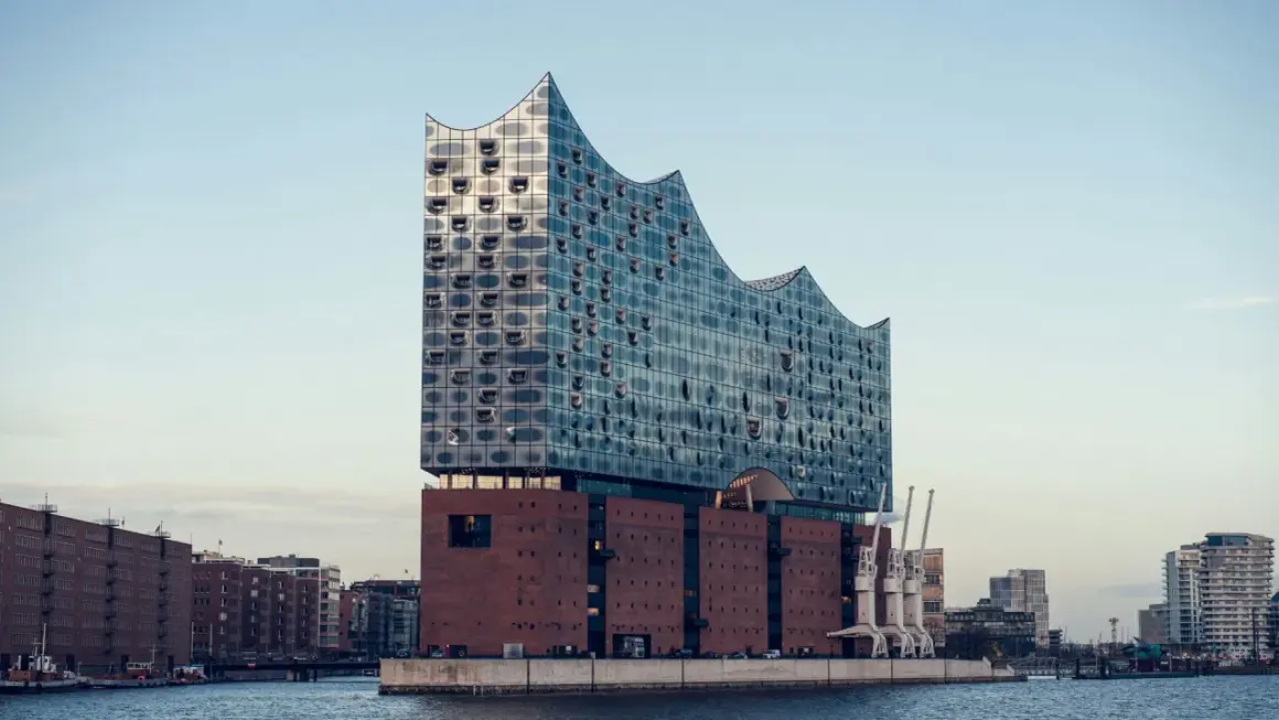 Elbphilharmonie in Hamburg, ein architektonisches Meisterwerk, das anlässlich des Kirchentag 2029 Besucher empfängt.