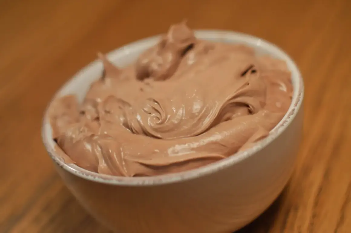 En skål med krämig chokladkräm, perfekt för en tårta med dumlefluff.