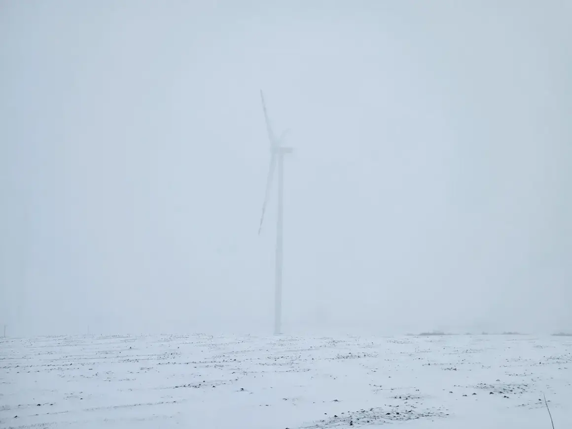 Wiatr huczy jak wiersze o smutku i żalu. Samotna turbina na zaśnieżonym polu, w mglistym, przygnębiającym krajobrazie.