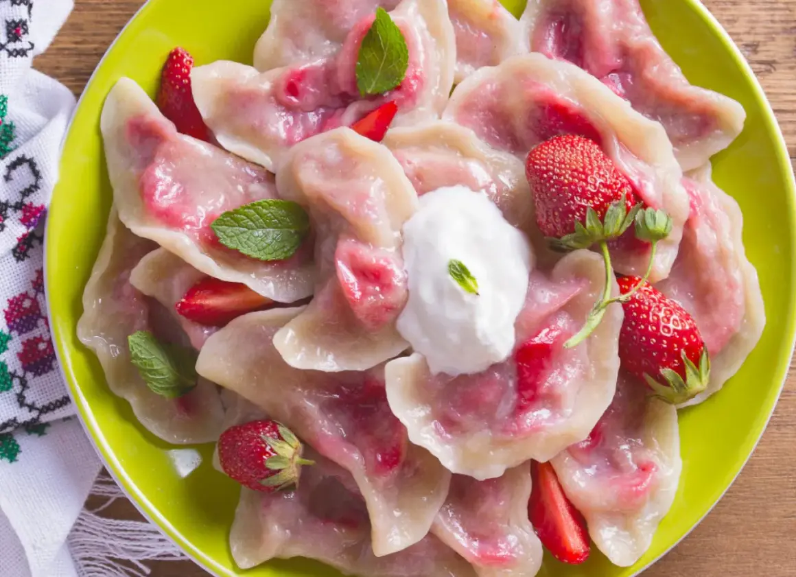 Pyszne pierogi z truskawkami, idealne na letni deser. Ten przepis na pierogi z truskawkami zachwyci każdego!
