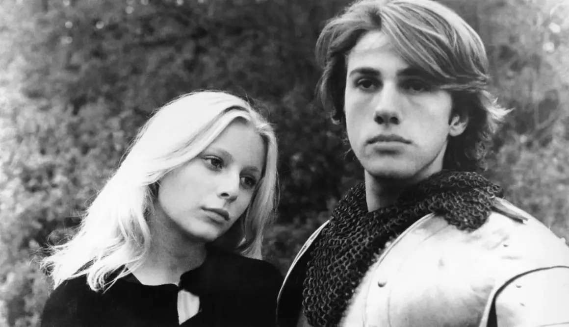 Junge Frau mit blonden Haaren neben einem Mann in Rüstung, Szene aus frühen Filme von Christoph Waltz.