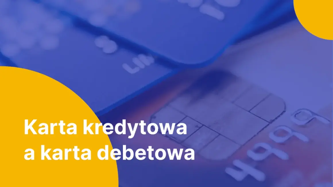 Zbliżenie na karty płatnicze, w tym kartę debetową, z tekstem "Karta kredytowa a karta debetowa".