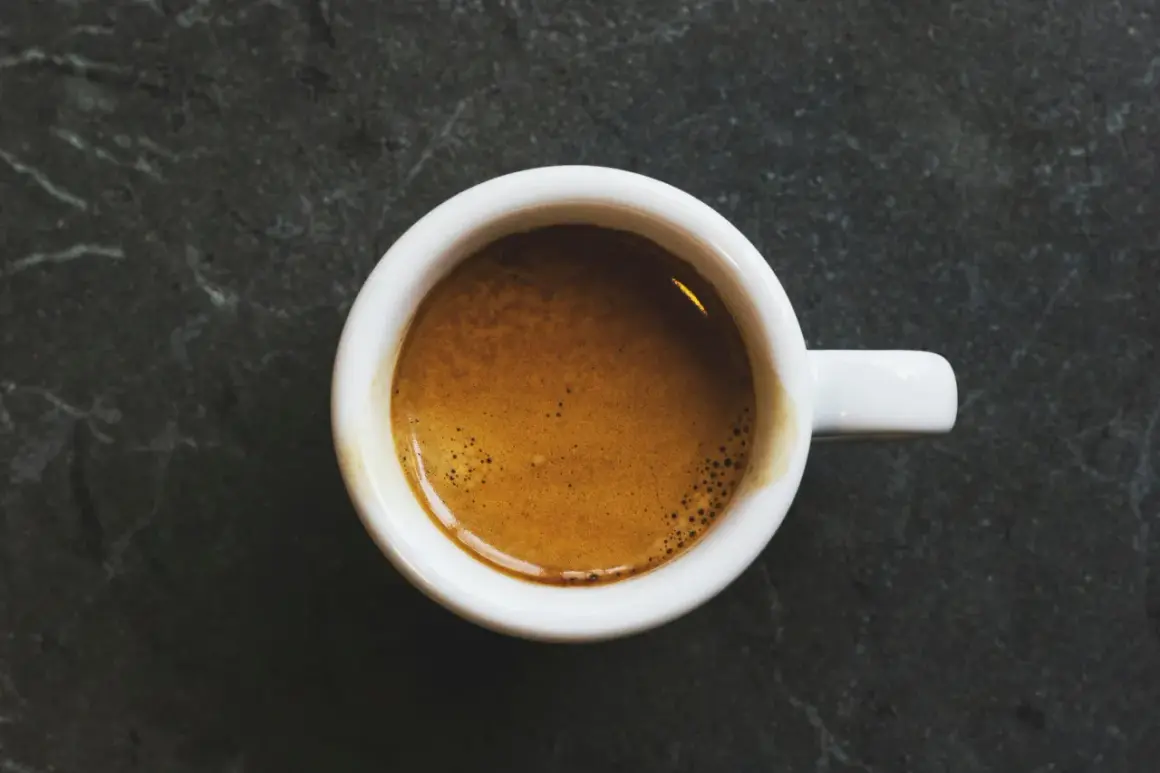 En vit kopp med en gyllene crema, perfekt för en intensiv ristretto vs espresso.