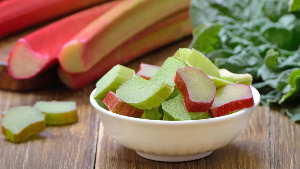 Frisch geschnittener Rhabarber in einer Schüssel, bereit für die Zubereitung. Reich an Vitaminen und Ballaststoffen, ein Genuss für den Gaumen.