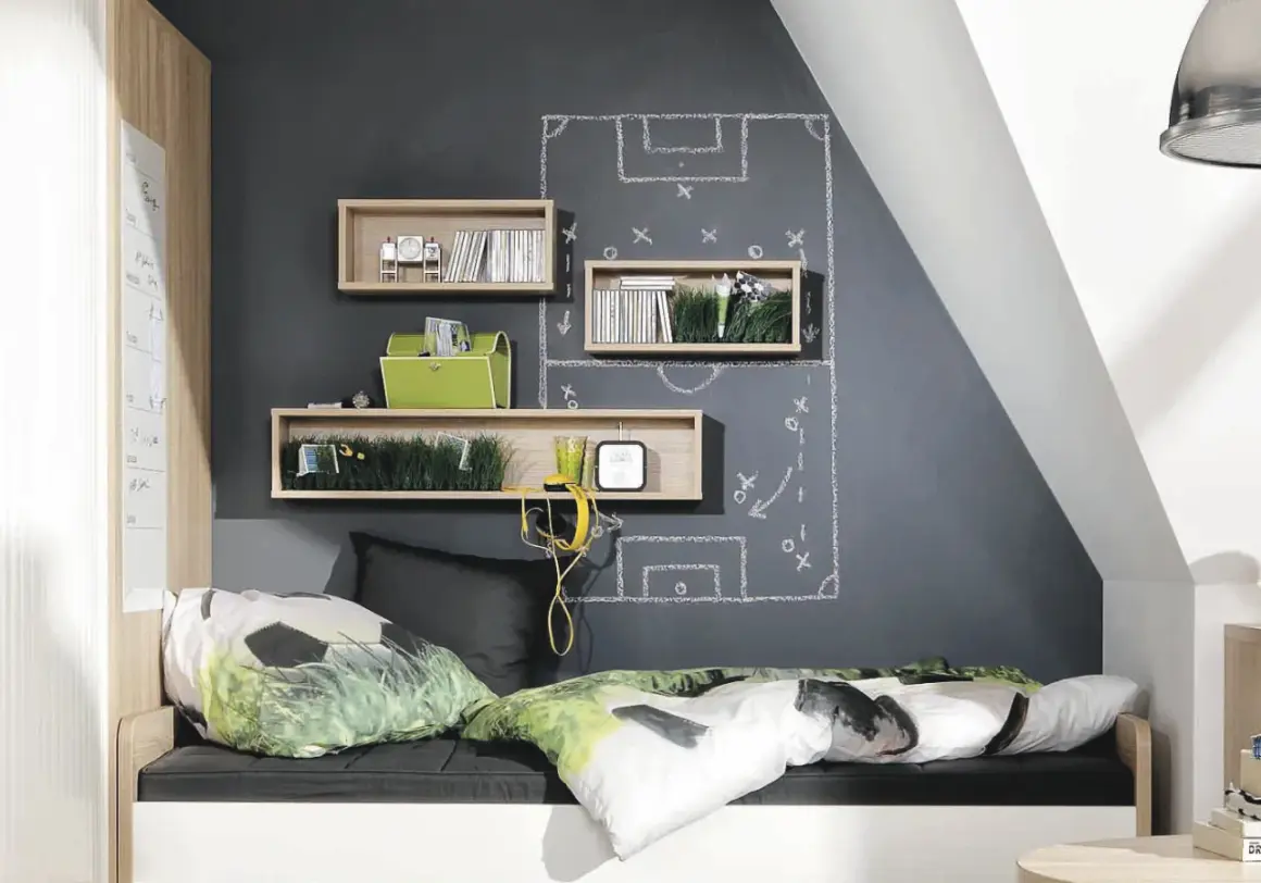 Fußball-Taktik an der Wand, ein Bett mit Fußball-Motiv und grüne Akzente – dieses Jugendzimmer in frischen Farben inspiriert.