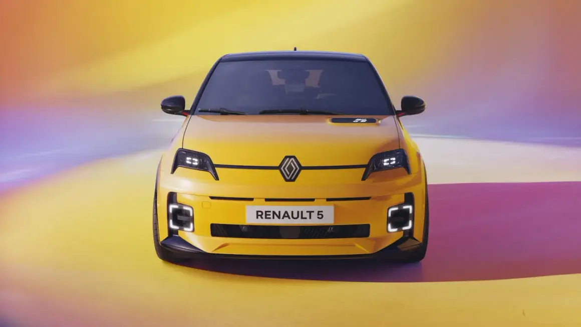 Żółty Renault 5 e-tech z czarnym dachem, nowoczesnymi światłami i napisem "RENAULT 5" na tle tęczowego gradientu.