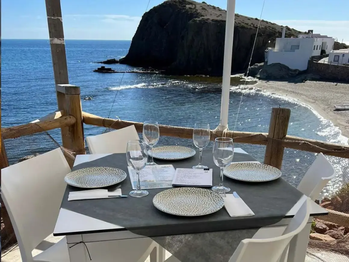 Mesa puesta en uno de los restaurantes en Gata con vistas al mar y a la playa.