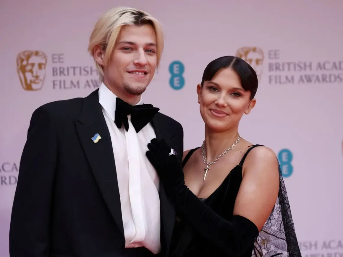Millie Bobby Brown y su pareja, Jake Bongiovi, posan sonrientes en la alfombra roja de los BAFTA.