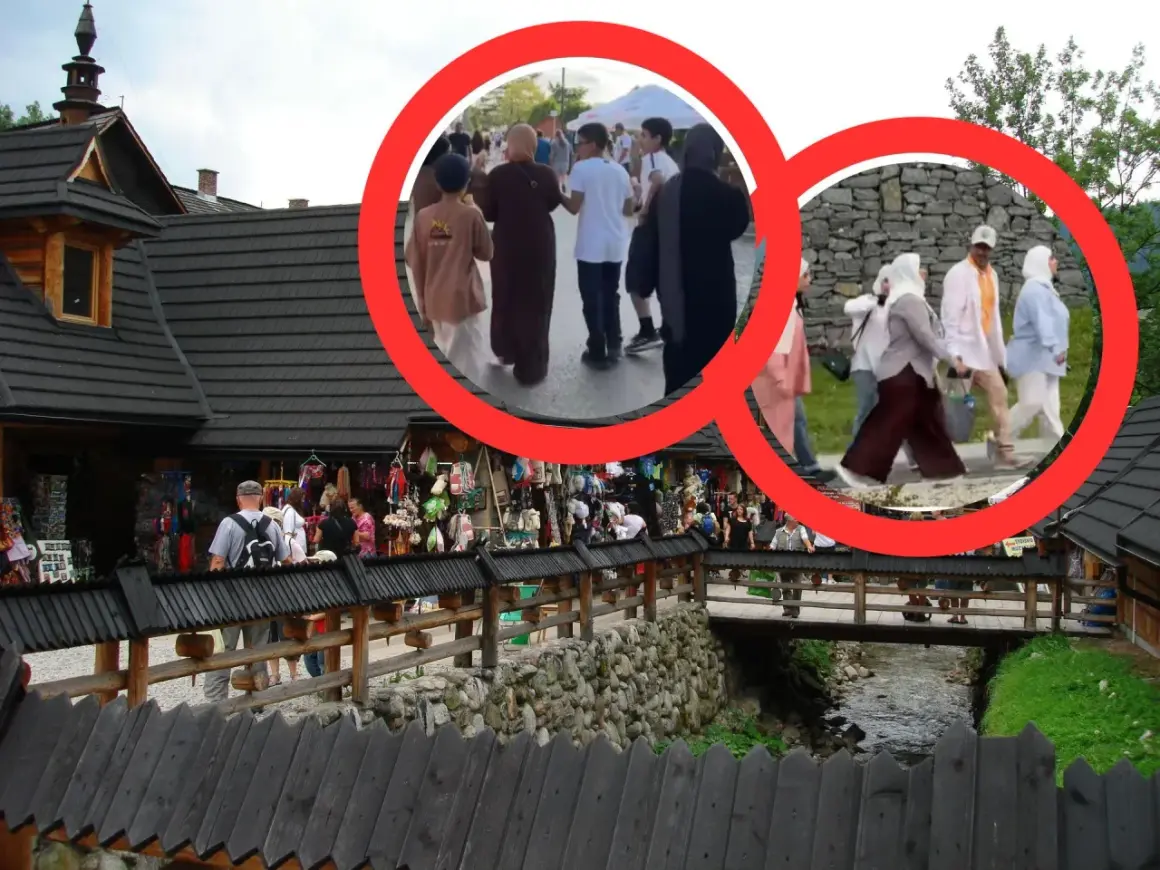 Grupa arabów w Zakopanem spaceruje po drewnianym moście, podziwiając góralski folklor i stragany z pamiątkami.