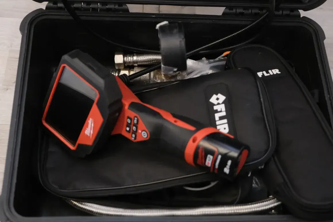 Boîtier noir contenant un endoscope Milwaukee et des accessoires FLIR pour vous aider à comment detecter une fuite d eau sous un carrelage.