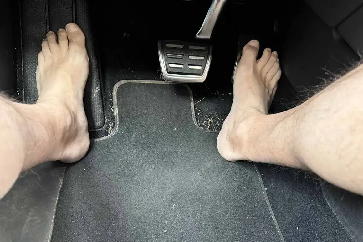 Pieds nus sur les pédales, prêt à conduire en claquette. L'été est là !