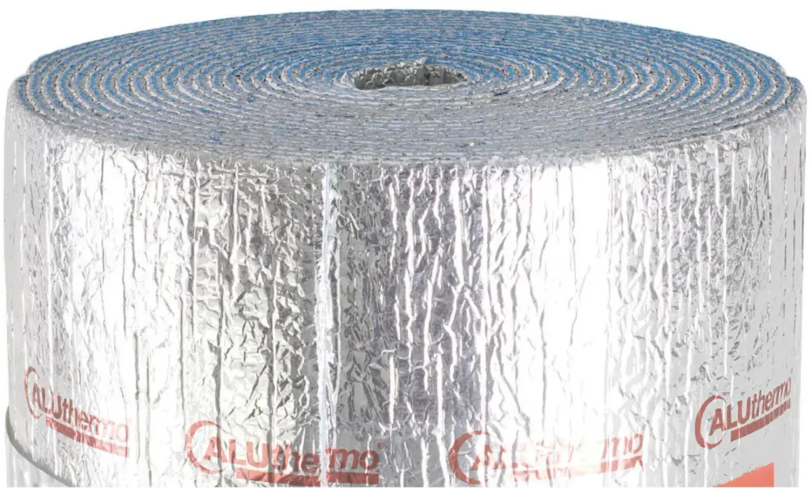 Zrolowana folia izolacyjna Aluthermo Quattro. Idealna do montażu, zapewnia doskonałą izolację termiczną.