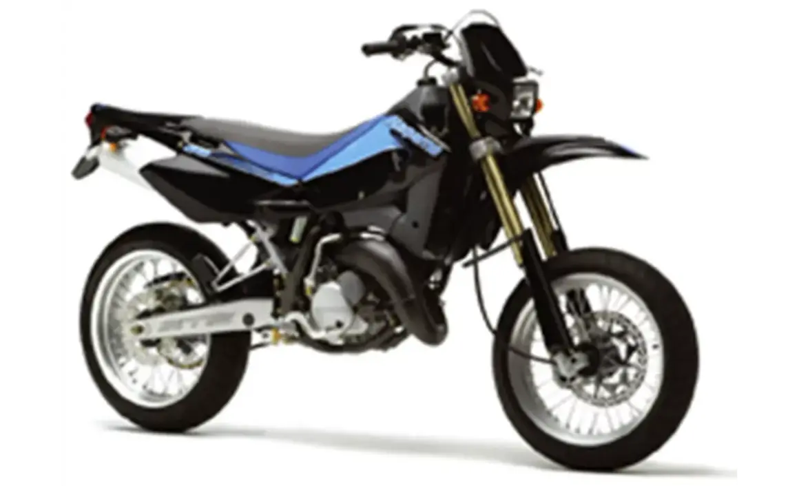 Czarny motocykl Husqvarna SM 125 z niebieskimi akcentami, gotowy do jazdy po mieście i torze.