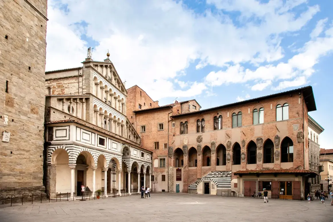 Piazza antistante la cattedrale di San Zeno, con la facciata romanica a bande bianche e nere e palazzi circostanti in mattoni.