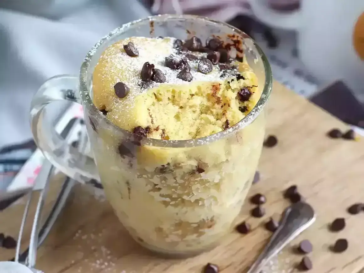 En saftig mug cake med chokladbitar, pudrad med florsocker. Perfekt för en snabb fikastund.
