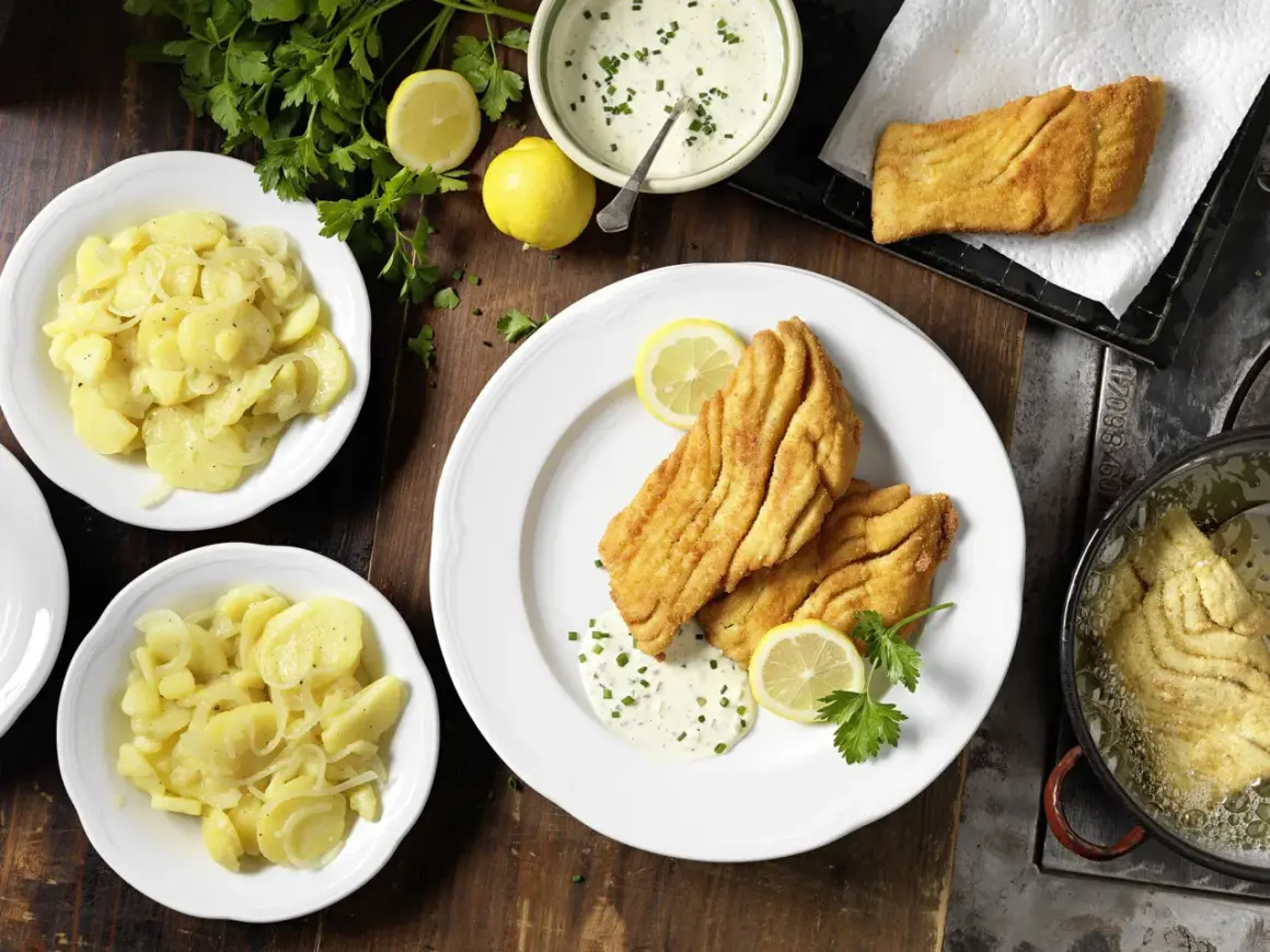 Knusprig gebackener Karpfen mit Kartoffelsalat und Remoulade. Ein Festmahl, das nach Sommer schmeckt.
