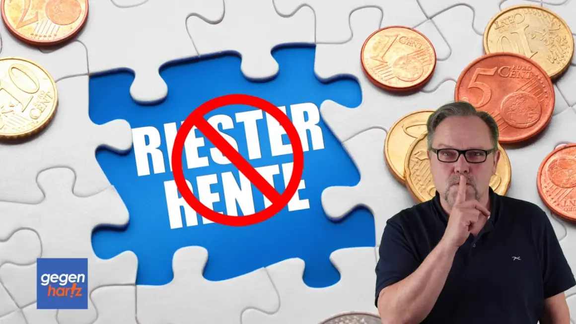 Mann mit Brille macht "psst" vor Puzzleteil mit durchgestrichener "Riester Rente". Euro-Münzen liegen herum.