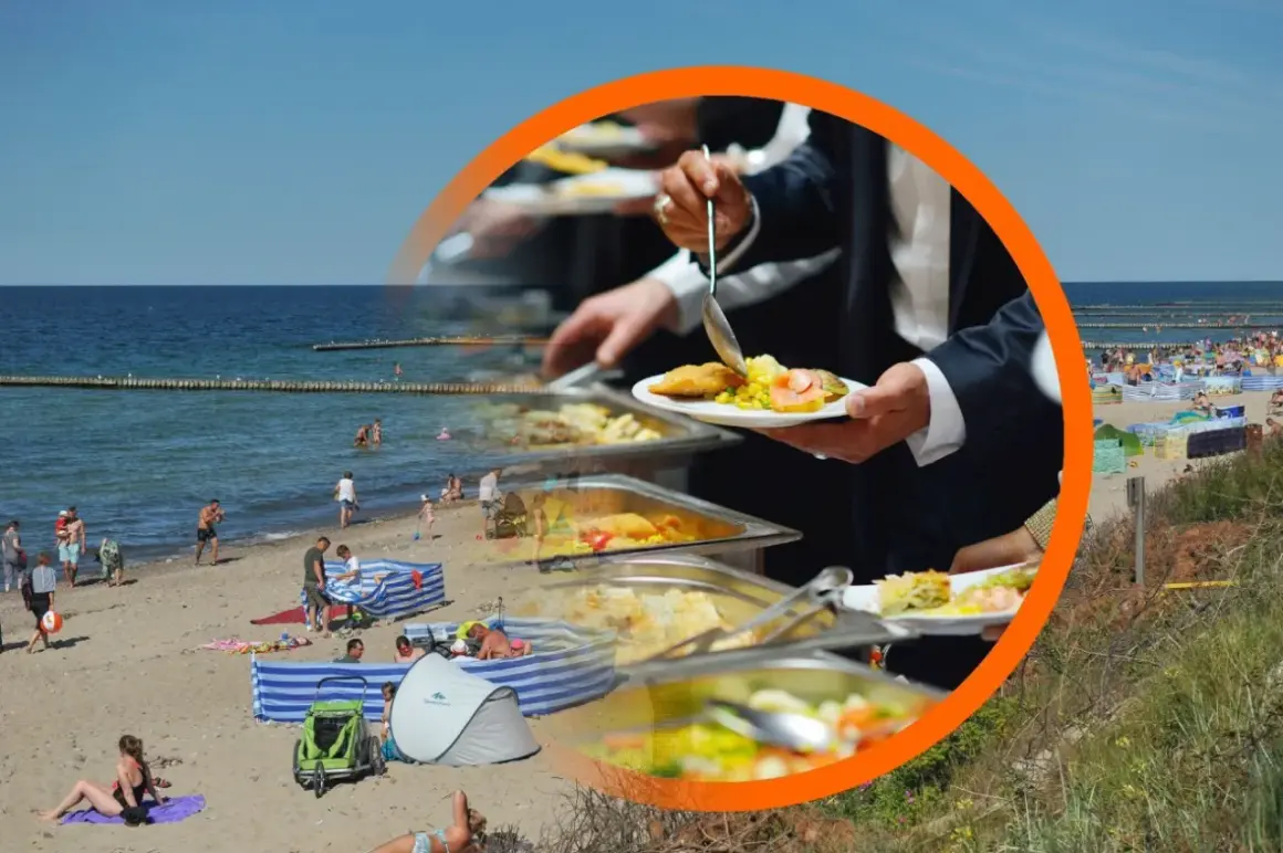 Plaża z ludźmi i bufet z jedzeniem w tle, wszystko w pomarańczowej ramce.