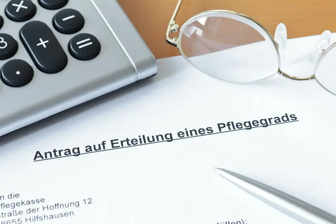 Antrag auf Erteilung eines Pflegegrads liegt bereit. Ein Hausarzt kann hierbei helfen, wenn der Hausarzt pflegestufe beantragen muss.