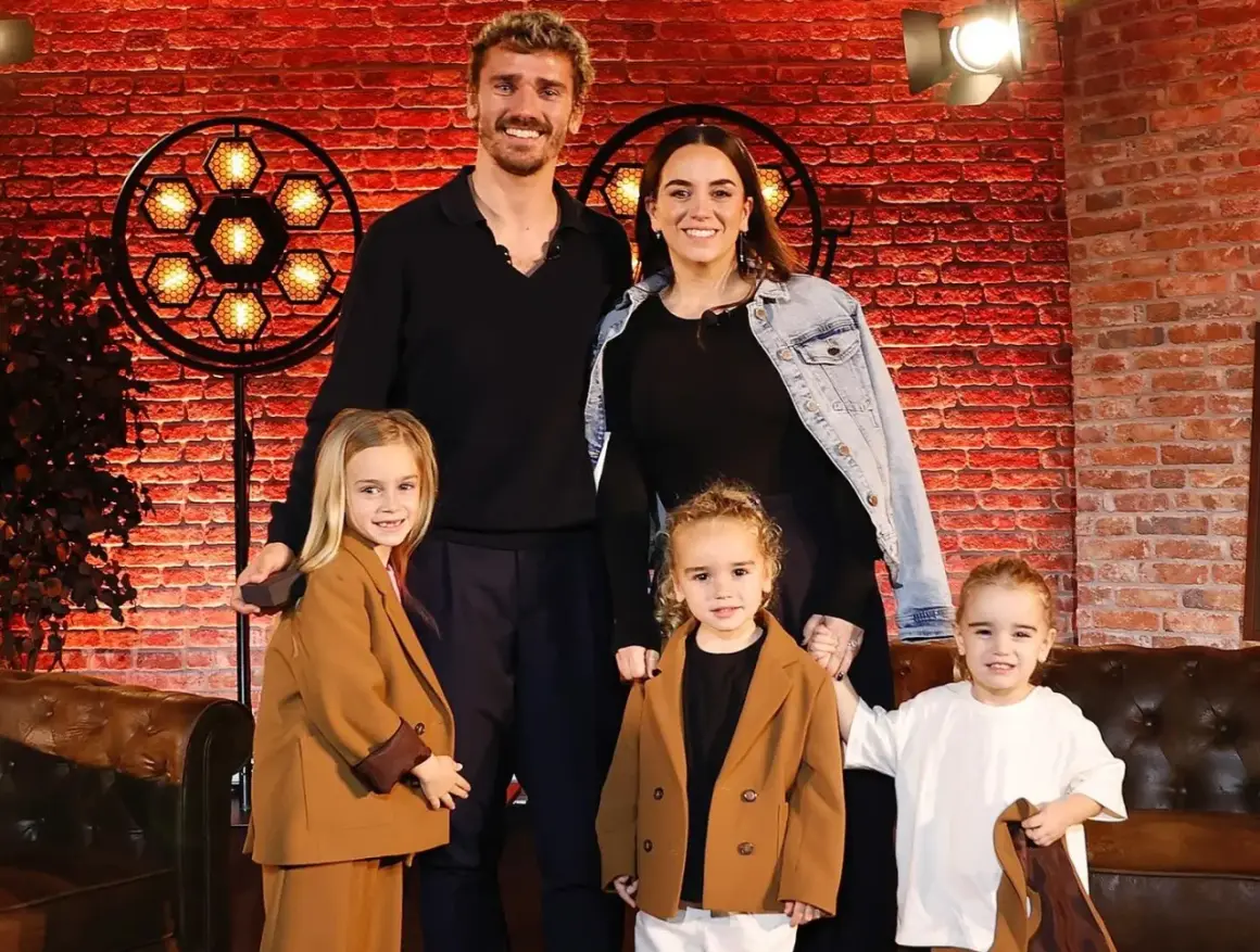 Griezmann z rodziną. Uśmiechnięty piłkarz pozuje z żoną i trójką uroczych dzieci.