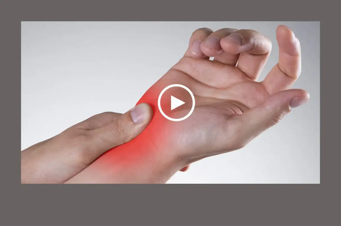 Dolore al polso mano, evidenziato in rosso. Un video mostra come alleviare il fastidio.
