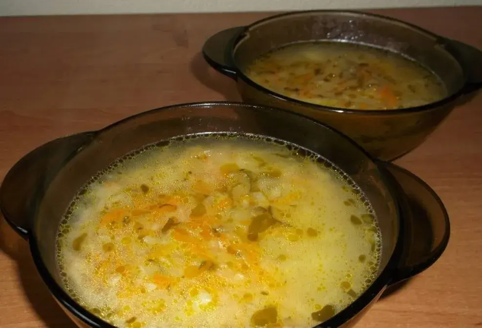 Kremowa zupa ogórkowa: Jak zagęścić bez grudek i zwarzenia?