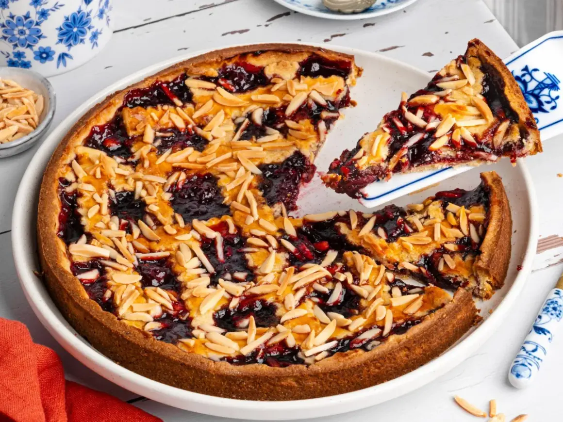 Linzertorte Rezept Landfrauen: Ein Klassiker mit Marmelade und Mandelblättchen, perfekt für den Kaffeetisch.