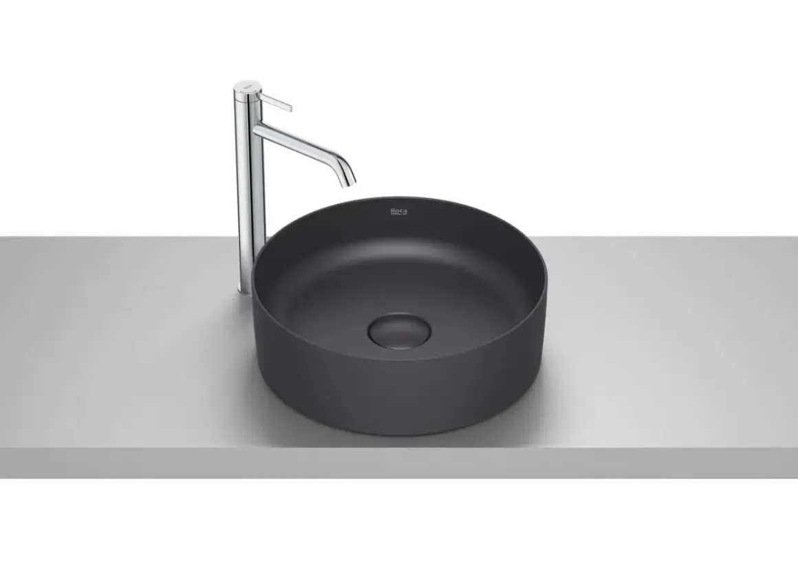 Okrągła, czarna umywalka nablatowa 30 cm z chromowaną baterią. Nowoczesny design do każdej łazienki.