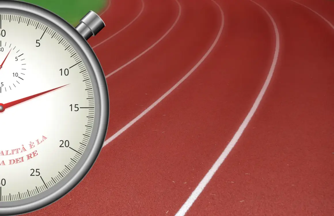 Stoper na bieżni. Ile to minut na 5km? Czas biegnie, a wyniki zależą od treningu.