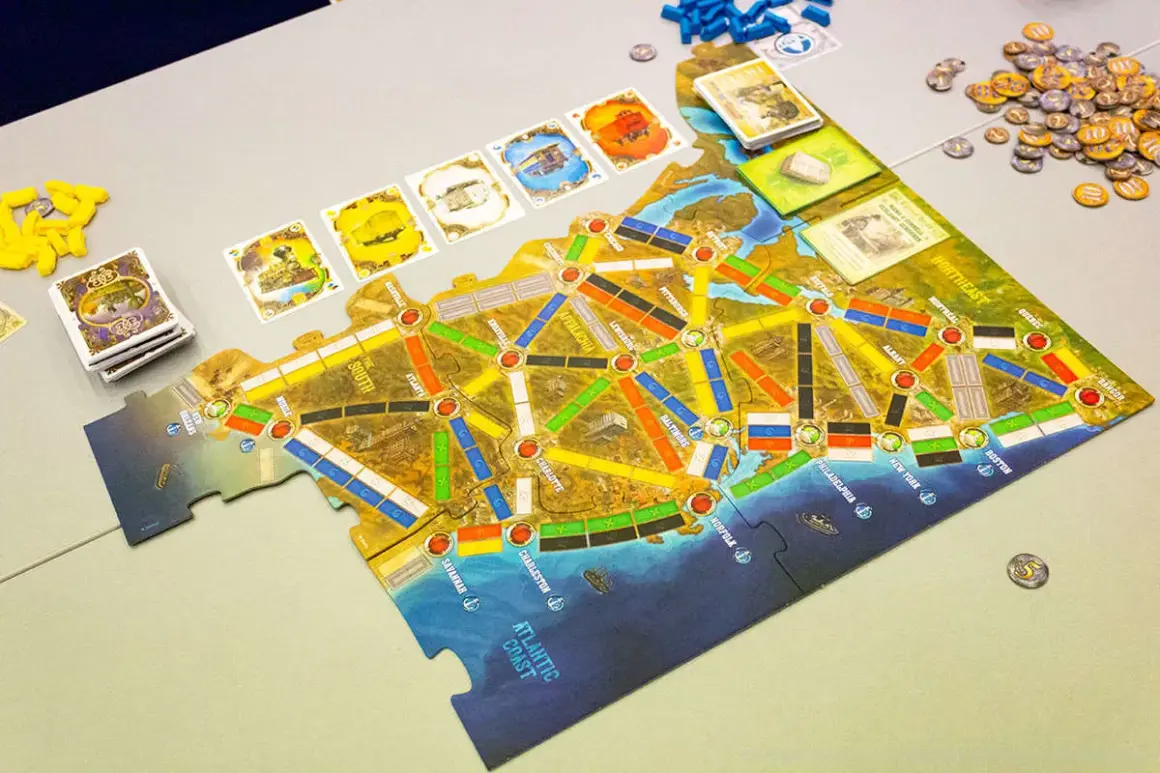 Brettspiel "Zug um Zug: Legenden des Westens" mit Spielbrett, Karten und Zügen.