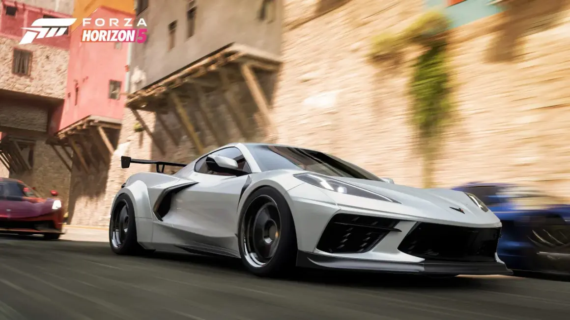 Biały samochód sportowy ściga się po ulicy w Forza Horizon 5.