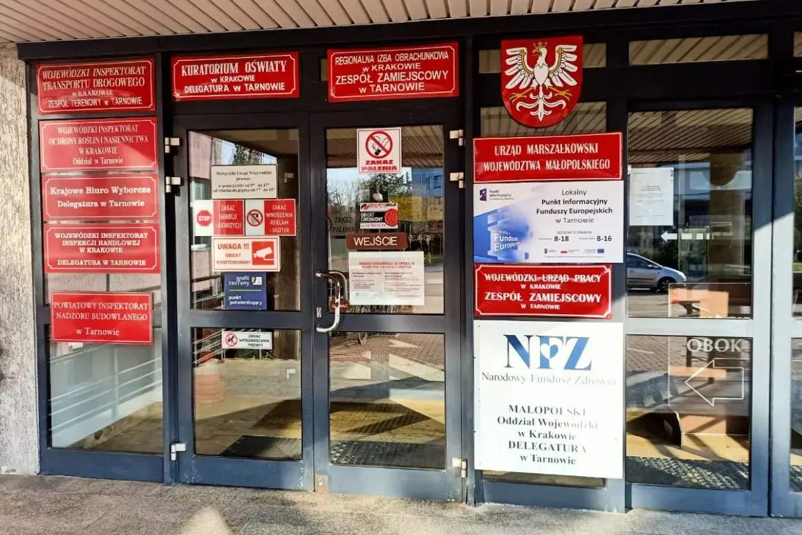 Budynek z wieloma urzędami w Tarnowie, m.in. Kuratorium Oświaty, Urząd Marszałkowski, NFZ. Tu załatwisz sprawy urzędowe, jak np. paszport Tarnów.