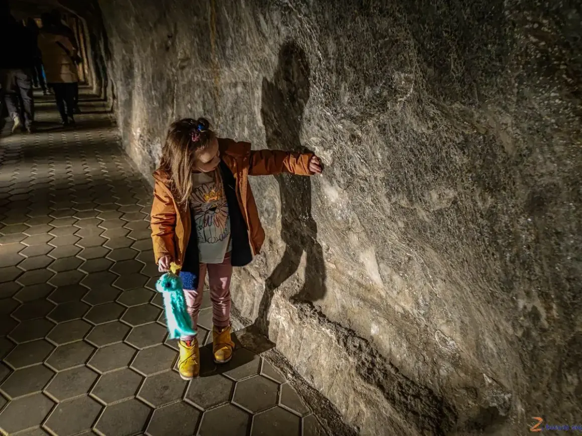 Mała dziewczynka odkrywa kopalnię soli w Wieliczce. To świetne atrakcje dla dzieci, pełne tajemnic i niezwykłych widoków.