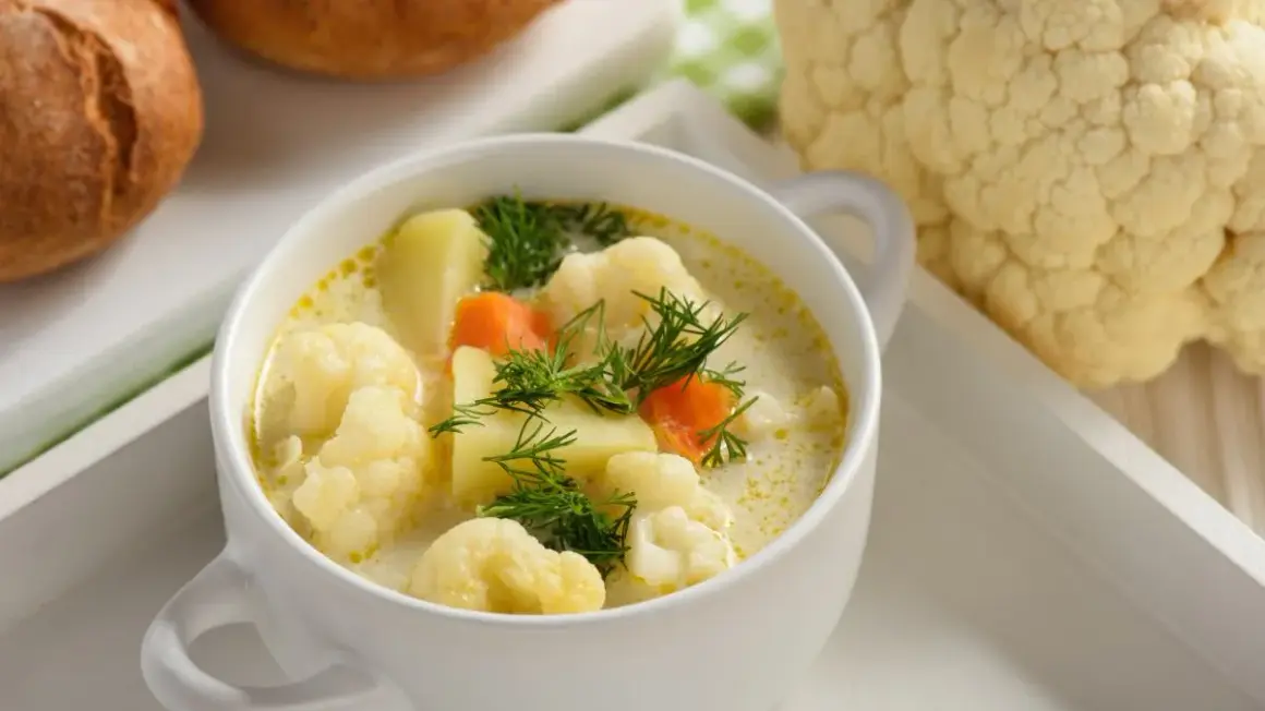 Jak zrobić zupę kalafiorową jak u babci? Odkryj jej sekrety!