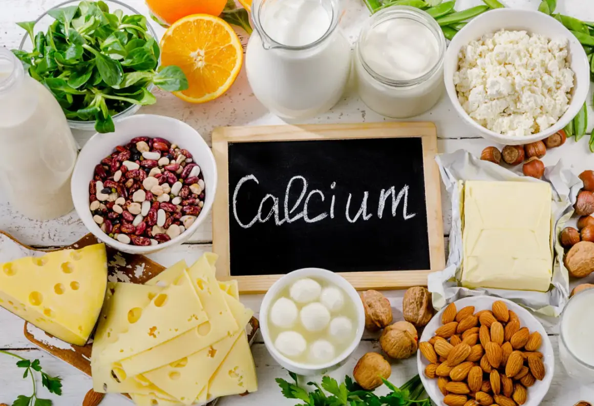 Assiette de fromage, lait, yaourt, amandes, haricots et autres aliments riches en calcium.
