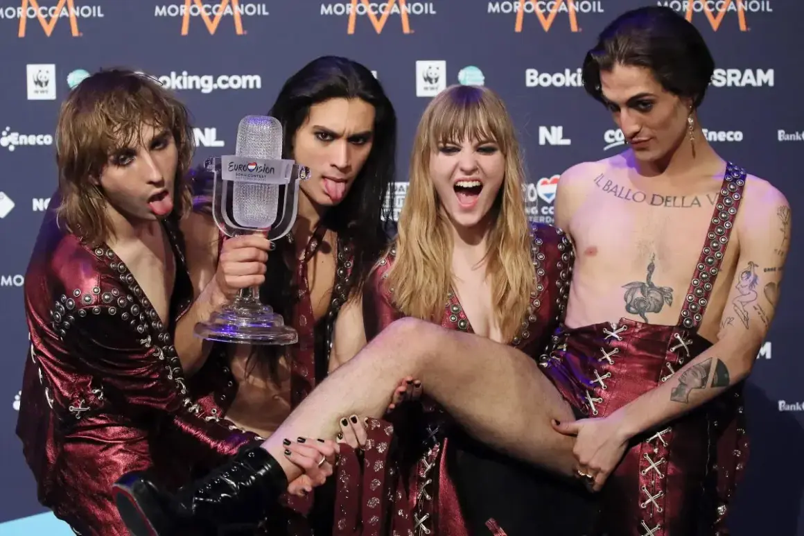 La cover band Måneskin festeggia la vittoria con il trofeo dell'Eurovision.