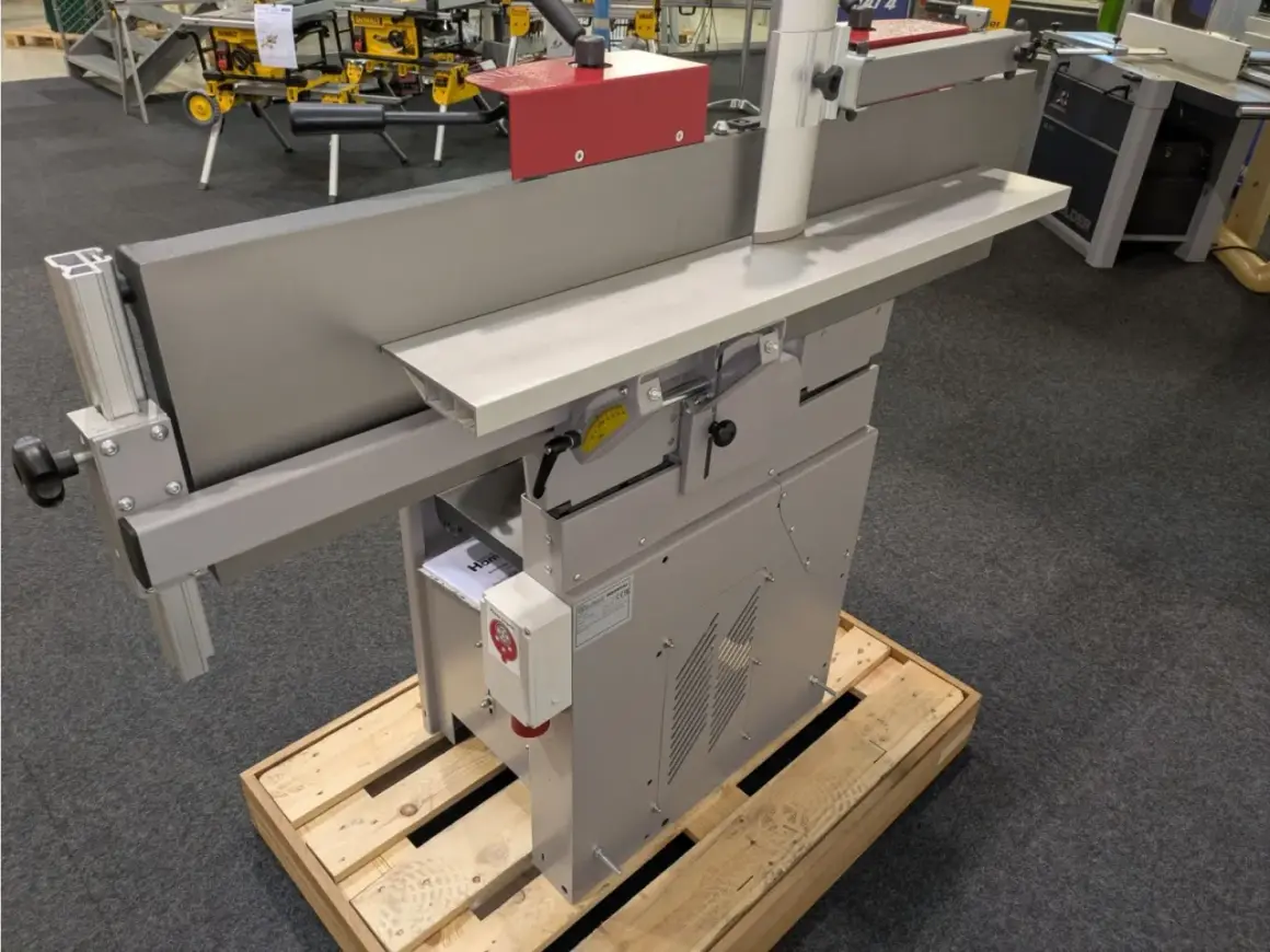 Détail d'une dégauchisseuse Hammer A3 31, machine à bois professionnelle, prête à l'emploi sur une palette en bois.