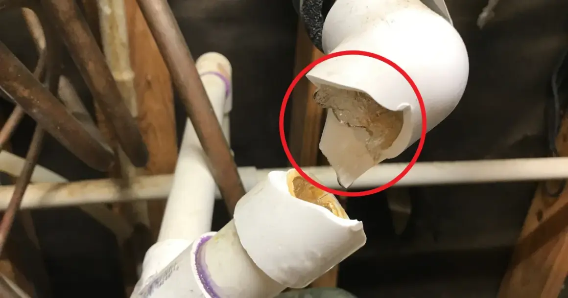 Uszkodzone rury PCV, które pękły przy niskiej temperaturze. Woda zamarzła, powodując rozsadzenie plastiku.