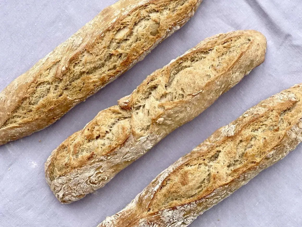 Drei frisch gebackene Baguettes, die Lust machen, Baguette selber machen. Knusprige Kruste und luftige Krume.