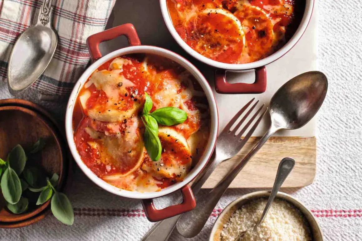 Gnocchi alla Romana ricetta della nonna: dischi dorati al forno, ricoperti di sugo di pomodoro e formaggio filante, guarniti con basilico fresco.