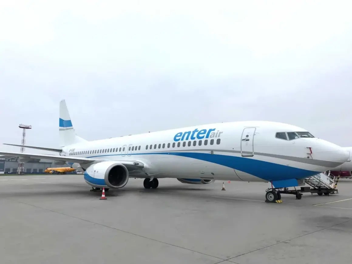 Biały samolot Enter Air z niebieskimi pasami na tle pochmurnego nieba. Gotowy do startu, by zabrać pasażerów w podróż.