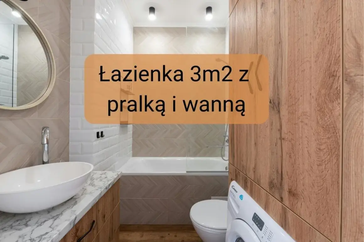 Nowoczesna łazienka 3m2 z pralką i wanną. Jasne płytki, drewniane akcenty i owalne lustro tworzą przytulny pomysł na łazienkę z wanną.