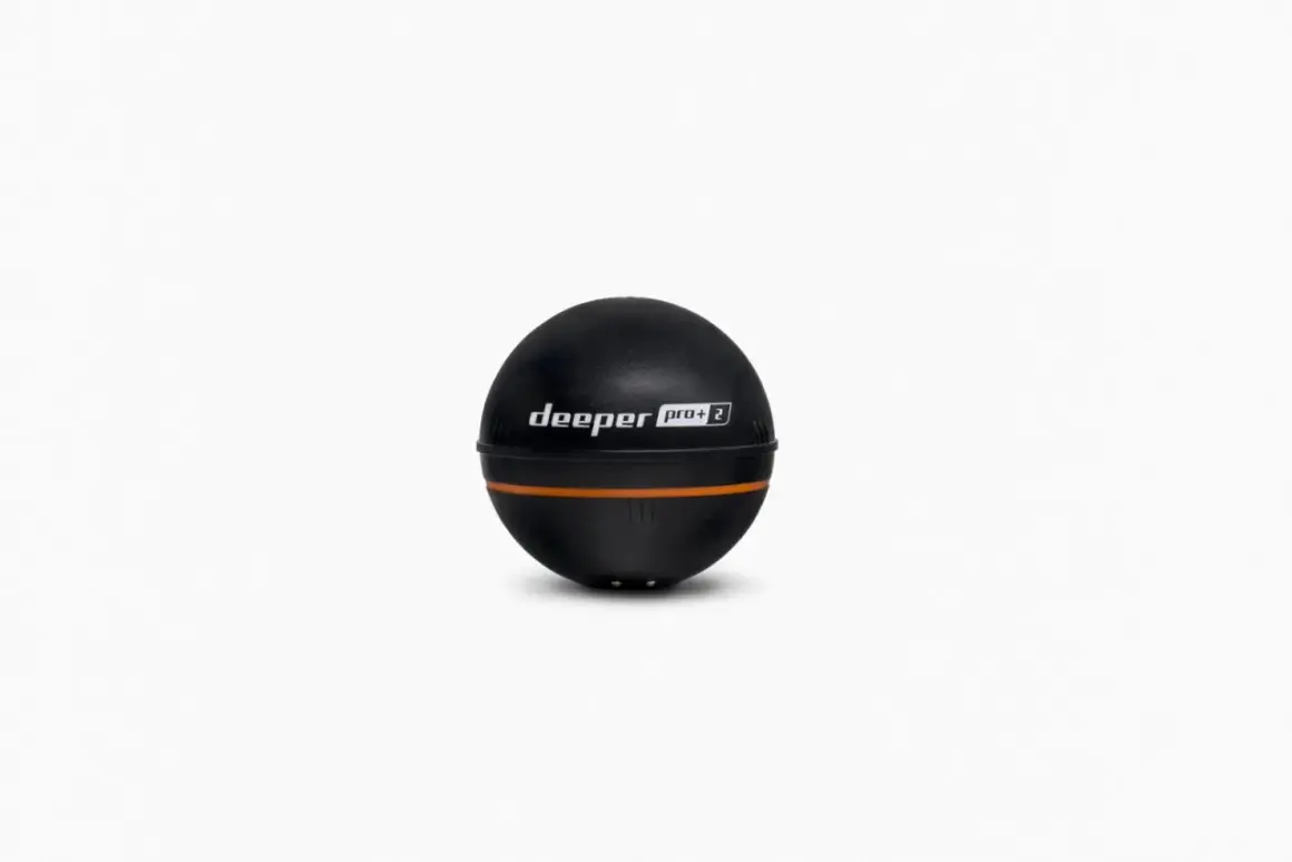 Czarna, kulista echosonda Deeper PRO+ 2, jedna z najczęściej kupowanych echosond, z pomarańczowym paskiem i logo.
