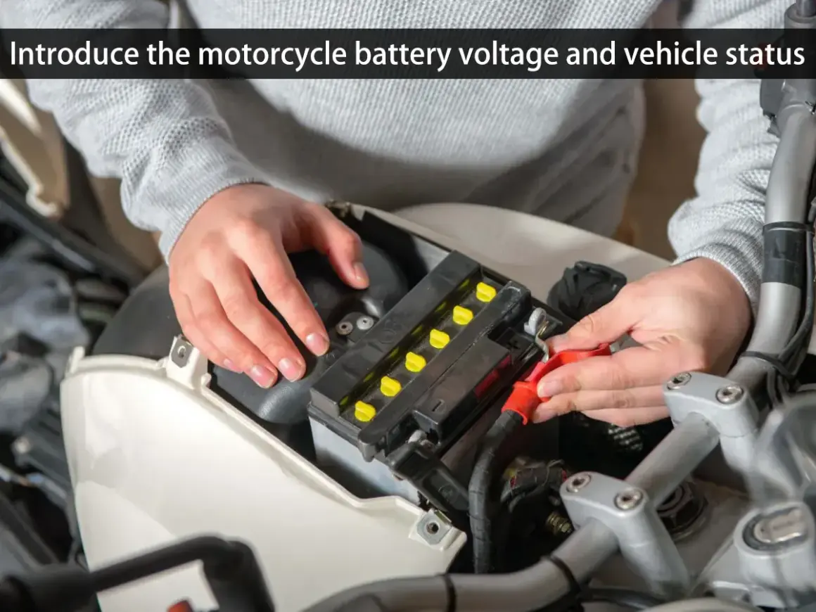 Persona revisando el voltaje de la batería de una moto.