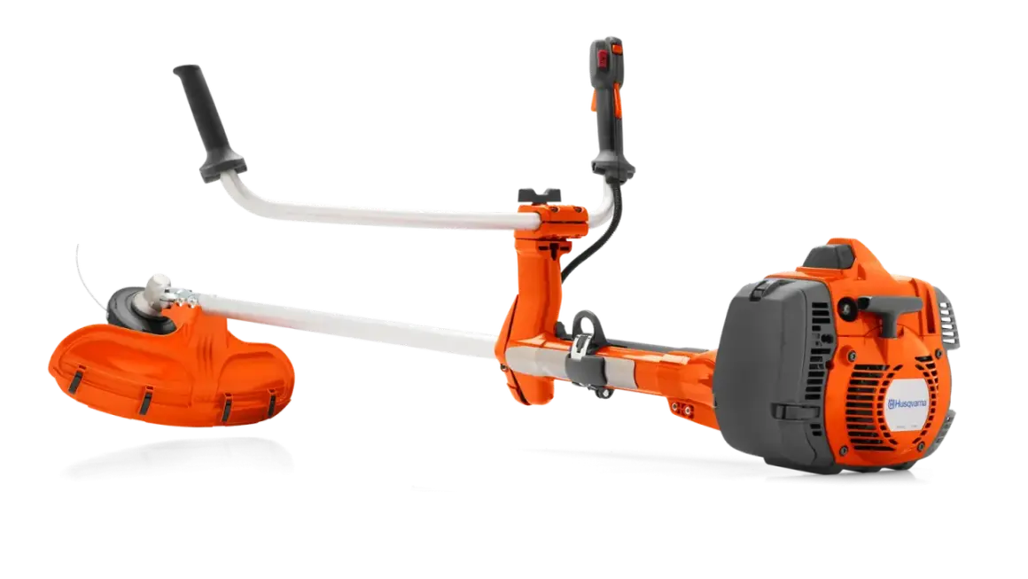 Pomarańczowa kosiarka żyłkowa Husqvarna 545RX. Sprawdź jej husqvarna 545rx dane techniczne, by poznać możliwości.