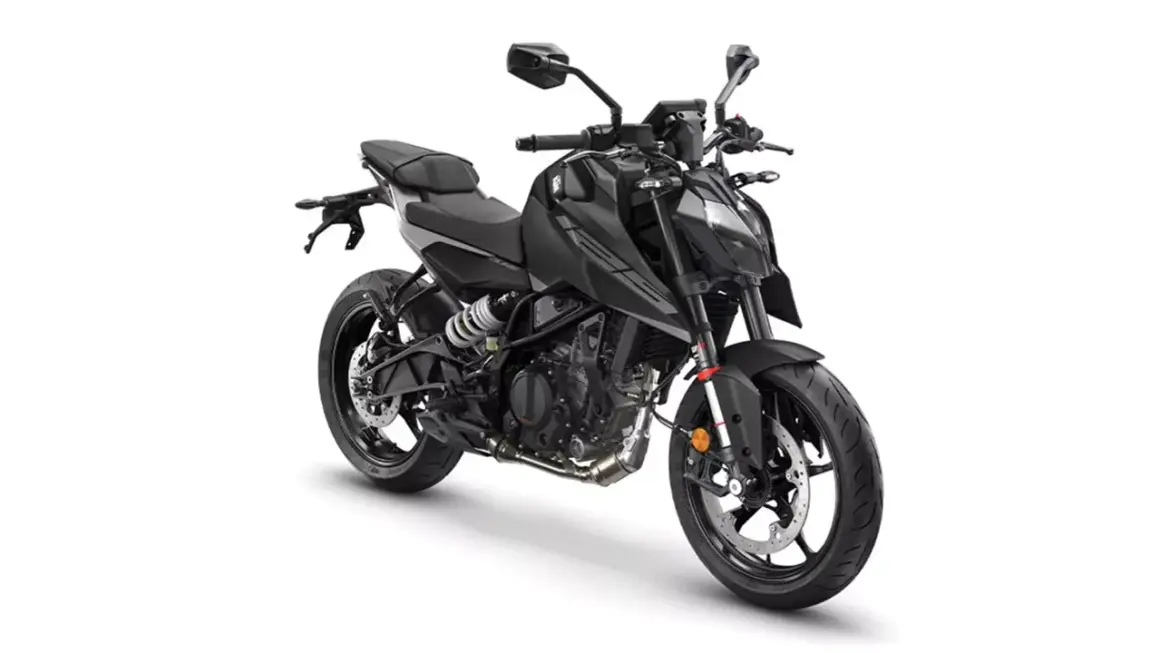 KTM Duke 125 en negro mate, lista para la acción. Su peso es ideal para agilidad urbana.